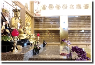 圖片：地藏王菩薩旁神主牌